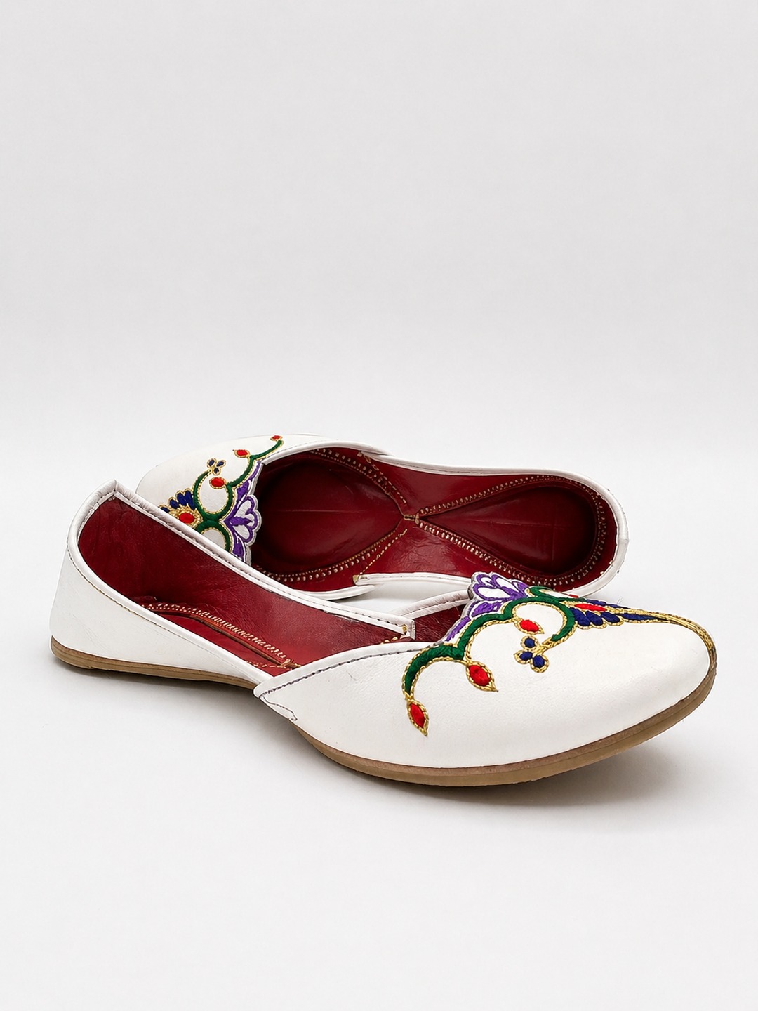 White Floral Embroidered Jutti – Ladies Classic
